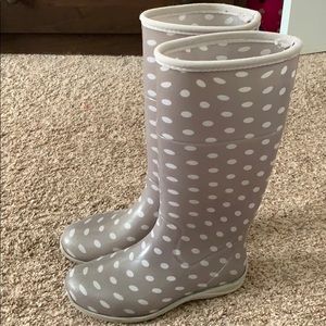 Grey polka dot rain boots.